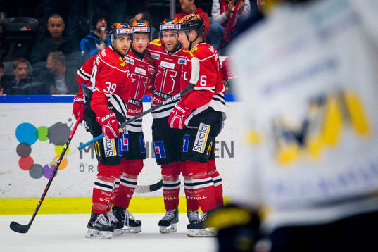 Örebros Linus Arnesson gör 1-0 och jublar med Jordan