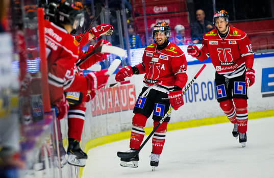 Örebros Aaron Palushaj och Rodrigo Abols jublar vid 3-0