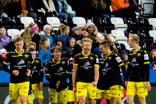 Henrik Robstad and the players of Start celebrates the 0-1
