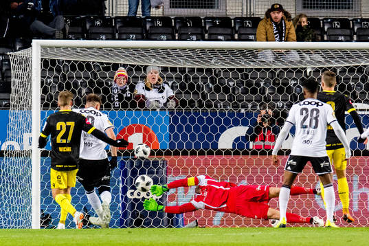 Nicklas Bendtner of Rosenborg scores 1-1
