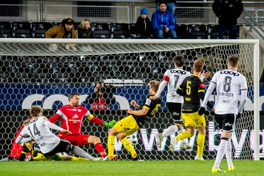 Alexander Søderlund of Rosenborg scores 2-1 behind