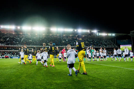 The players enter the pitch