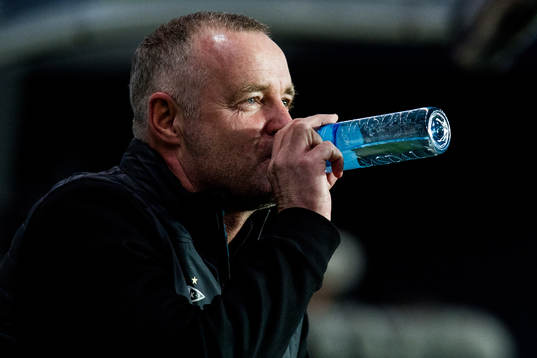 Rini Coolen, head coach of Rosenborg, drinks water