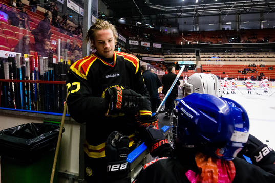 Brynäs Emil Forslund hälsar på ishockeyungdomar innan