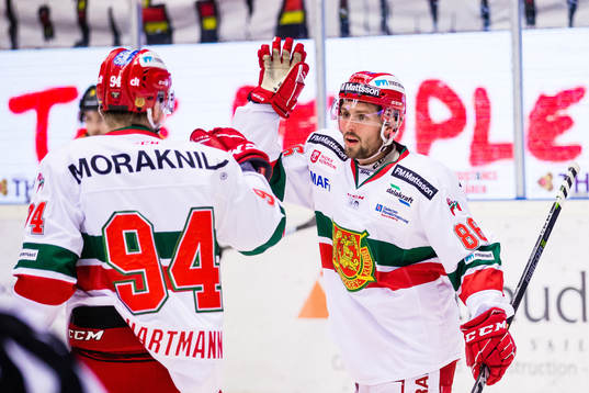 Moras Mathias Bromé jublar med Sebastian Hartmann