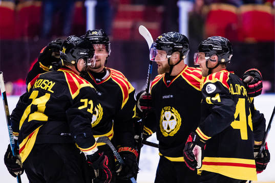 Brynäs Marcus Ersson jublar med Nicklas Danielsson , Jacob