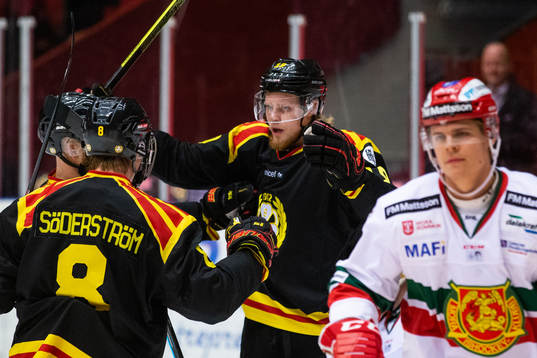 Brynäs Ludvig Nilsson jublar med Victor Söderström