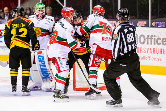 Brynäs Johan Alcén i ett bråk med Moras Adam Massuhr (v)
