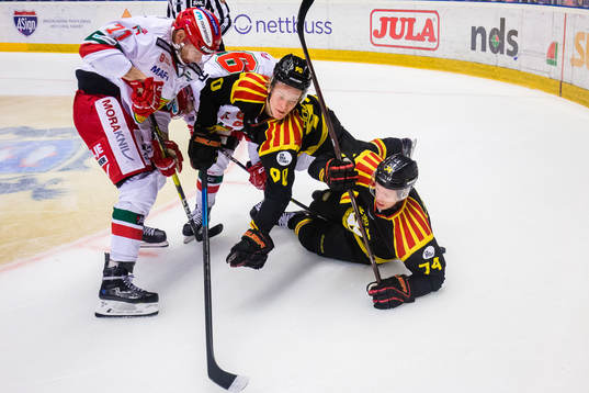 Brynäs Jesper Boqvist och Nicklas Danielsson faller