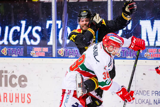 Brynäs Robert Kousal i ett gruff med Moras Adam Massuhr