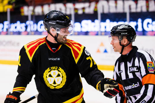 Brynäs Robert Kousal protesterar med domaren