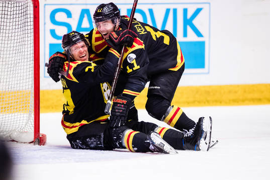 Brynäs Nicklas Danielsson jublar med Joel Kellman