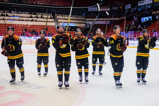 Brynäs Nicklas Danielsson jublar med lagkamrater