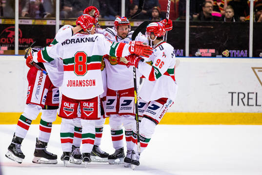 Moras Adam Massuhr jublar med lagkamrater