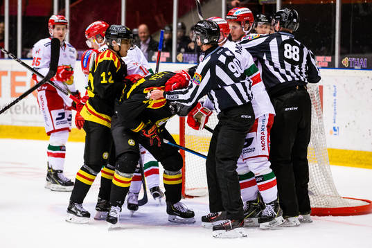 Brynäs Johan Alcén i ett bråk med Moras Adam Massuhr och