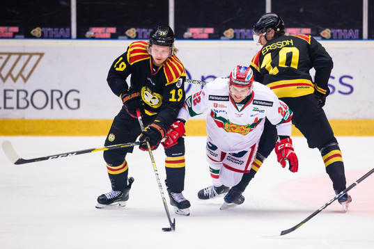Moras Matt Bailey faller i kamp om pucken Brynäs Ludvig