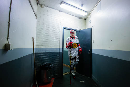 Moras Sebastian Hartmann innan ishockeymatchen i SHL mellan
