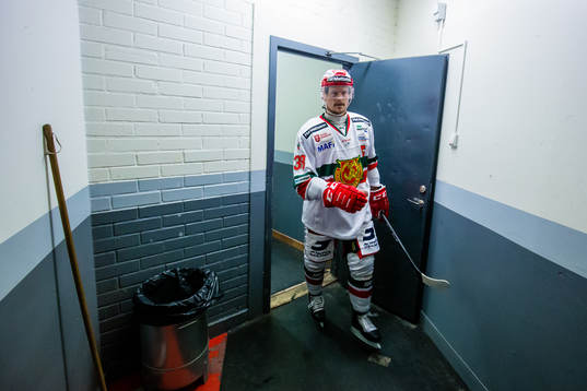 Moras Adam Massuhr innan ishockeymatchen i SHL mellan