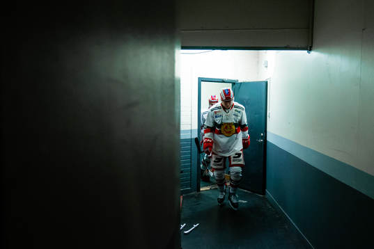Moras Erlend Lesund innan ishockeymatchen i SHL mellan