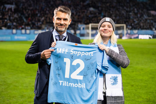 Malmö FFs VD Niclas Carlnén räcker över en tröja till