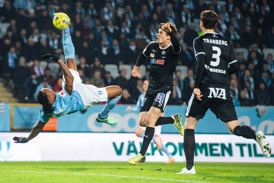 Malmö FFs Carlos Strandberg med en bicycleta framför