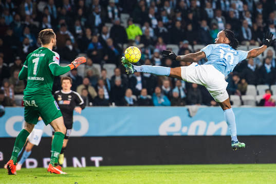 Malmö FFs Carlos Strandberg gör 2-0 på Örebros målvakt