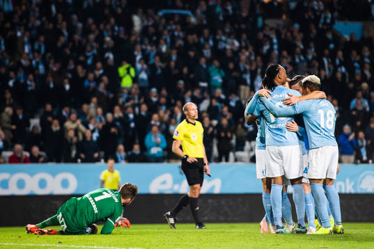 Malmö FFs Carlos Strandberg jublar med lagkamrater