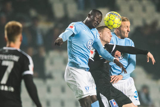 Malmö FFs Bonke Innocent och Franz Brorsson i nickduell