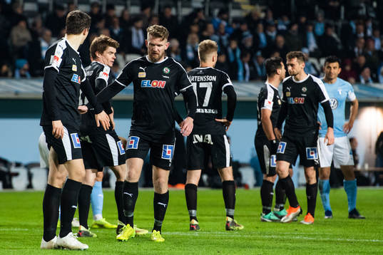 Örebros Michael Almebäck (mitten) deppar
