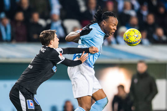 Örebros Viktor Tranberg och Malmö FFs Carlos Strandberg i
