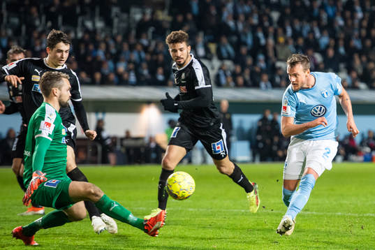 Malmö FFs Eric Larsson gör 4-0 bakom Örebros målvakt