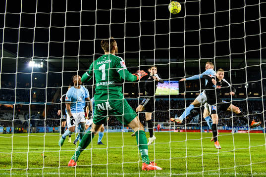 Malmö FFs Lasse Nielsen nickar mot Örebros målvakt Oscar
