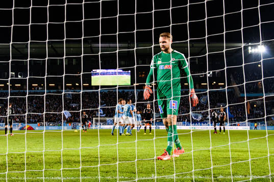 Örebros målvakt Oscar Jansson deppar