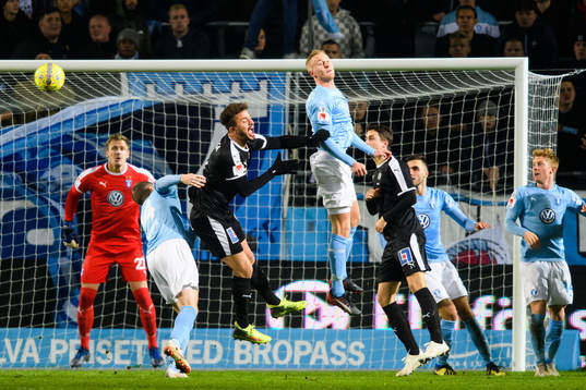 Malmö FFs Franz Brorsson nickar undan framför Örebros