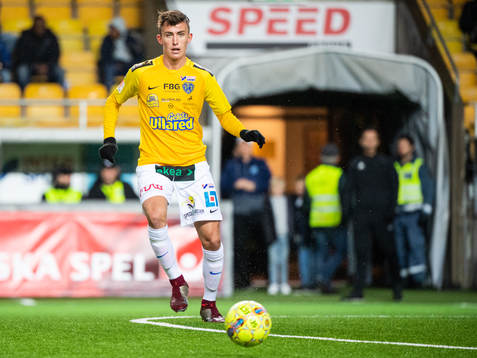 Falkenbergs John Björkengren driver bollen