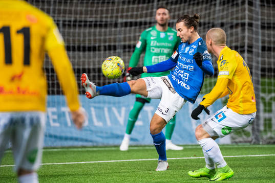 Norrbys Marcus Översjö rensar framför Falkenbergs