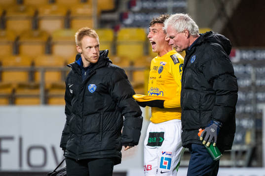 Falkenbergs John Björkengren får hjälp av läkare