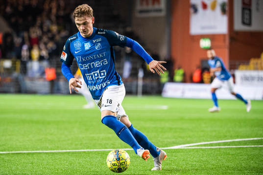 Norrbys Adam Eriksson driver bollen
