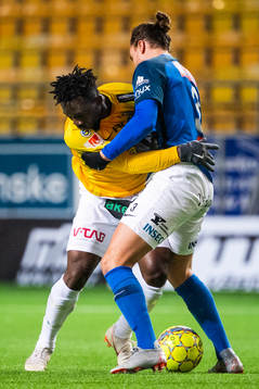 Norrbys Jonathan Azulay och Falkenbergs Chisom Egbuchunam i