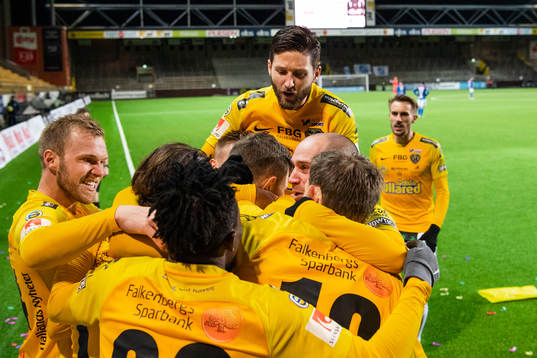 Falkenbergs Erik Pärsson jublar med lagkamrater