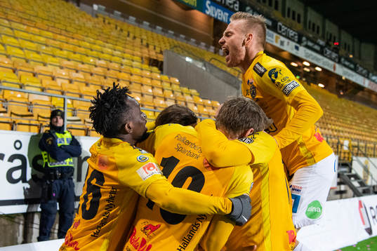 Falkenbergs Erik Pärsson jublar med lagkamrater