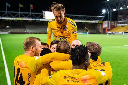 Falkenbergs Erik Pärsson jublar med lagkamrater