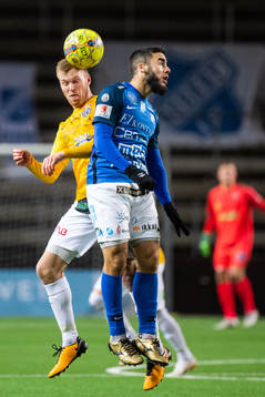 Falkenbergs Per Karlsson och Norrbys Jasen Khayat i kamp om