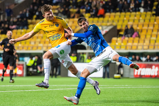 Falkenbergs Erik Pärsson och Norrbys Abbas Mohamad i kamp