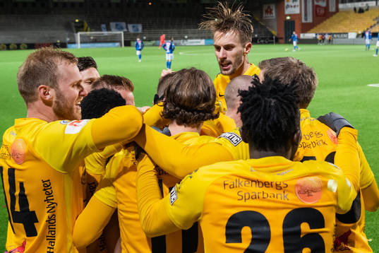 Falkenbergs Erik Pärsson jublar med lagkamrater