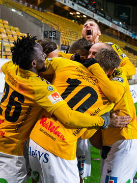 Falkenbergs Erik Pärsson jublar med lagkamrater