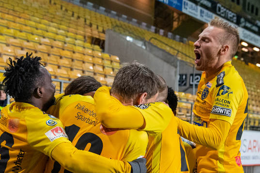 Falkenbergs Erik Pärsson jublar med lagkamrater
