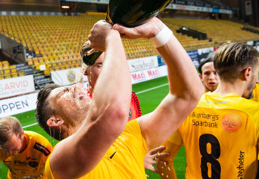 Falkenbergs Erik Pärsson dricker champagne och jublar