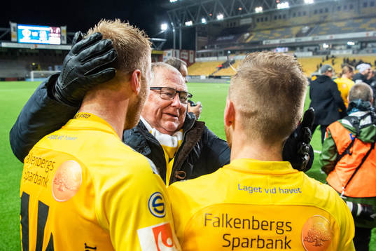 Falkenbergs sportchef Håkan Nilsson jublar
