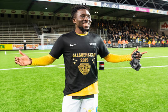 Falkenbergs Chisom Egbuchunam jublar i en tröja med texten